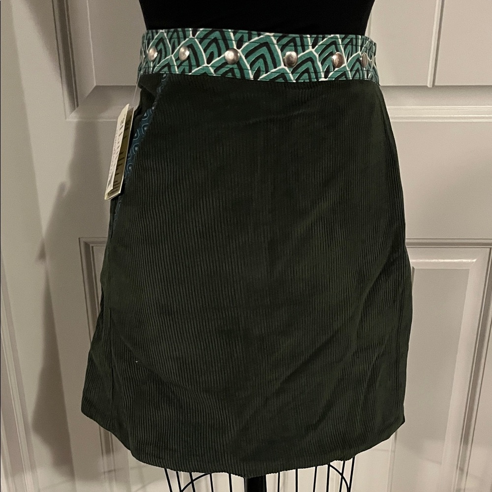 Chic Forest Green Midi Skirt with Geometric Waistband